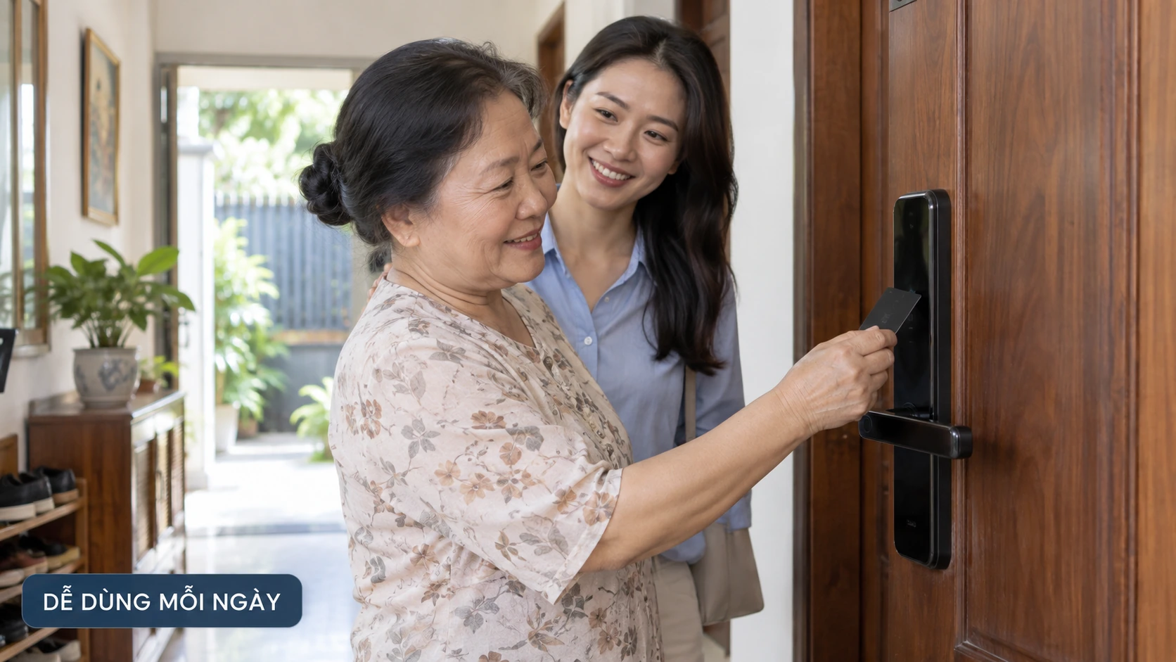 Người cao tuổi thử mở khóa bằng thẻ từ cùng người thân