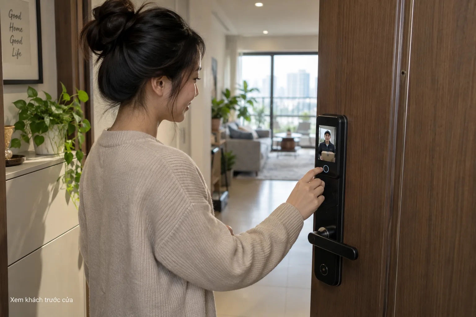 Gia đình xem khách qua màn hình khóa tại lối vào